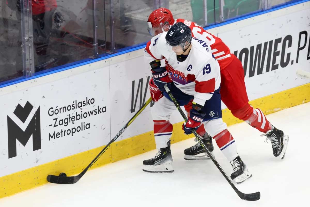 Polscy hokeiści przegrali w Sosnowcu z Koreą Południową po dogrywce 2:3 (0:0, 0:1, 2:1, d. 0:1) w ostatnim meczu turnieju prekwalifikacji do igrzysk olimpijskich 2026. Zawody wygrała Ukraina i awansowała do decydującej rundy kwalifikacji.