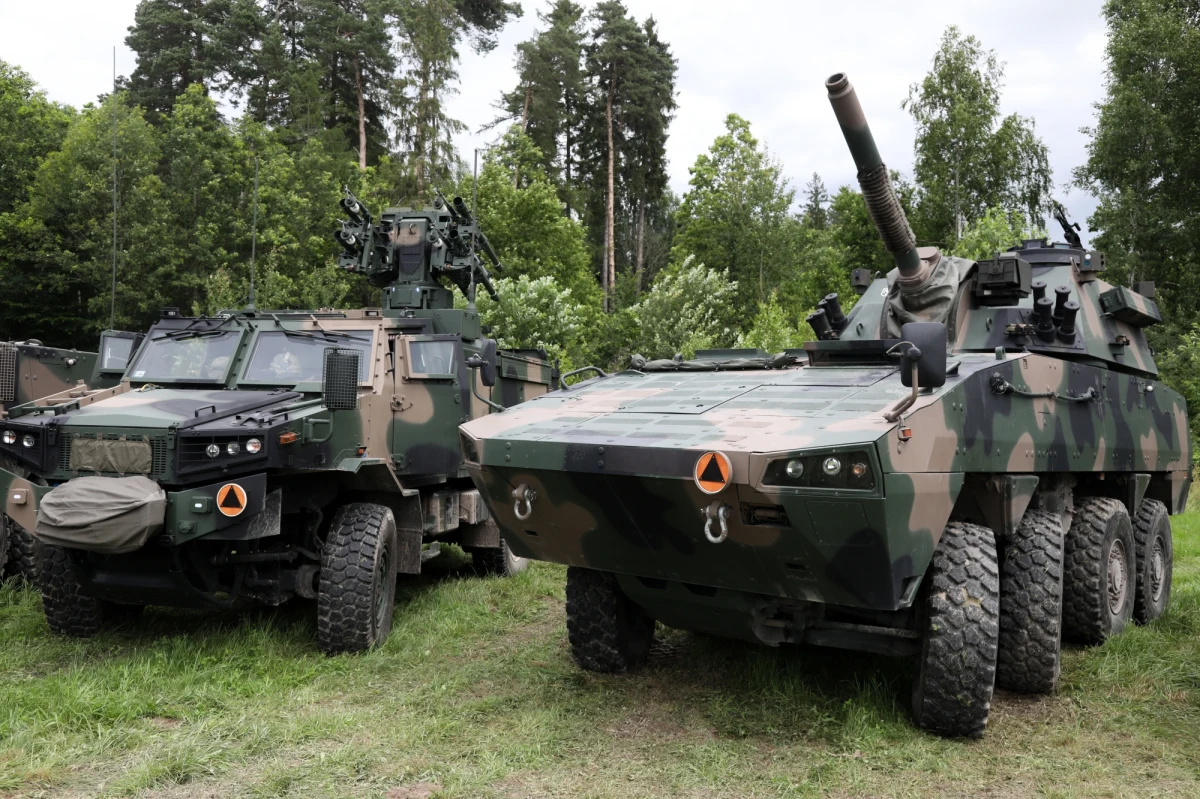 Od dziś na drogach niemal całego kraju będzie wzmożony ruch pojazdów wojskowych - zapowiada Sztab Generalny Wojska Polskiego. Powodem są ćwiczenia NATO - STEADFAST DEFENDER-24 i DRAGON-24. Pojazdy wojskowe będzie można spotkać do końca maja m.in. na autostradach i drogach ekspresowych.