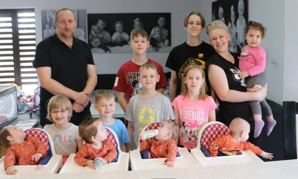 Taki cud zdarza się raz na 52 miliony ciąż. Zdarzył się dokładnie rok temu w Krakowie. Teraz pięcioraczki z Horyńca na Podkarpaciu świętują roczek. To wyjątkowy dzień zarówno dla ich rodziców Dominiki i Vincenta Clarke, jak i ich siedmiorga rodzeństwa. O tym, jaki to był rok i jakie są roczniaki rodzice opowiadali naszej reporterce Marlenie Chudzio.