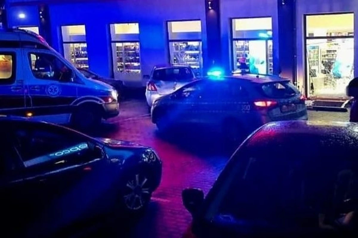 Mężczyzna kierujący audi, wjeżdżając na parking przy centrum handlowym w Strzelinie (Dolnośląskie), nie dostosował prędkości do panujących warunków i stracił panowanie nad pojazdem. W efekcie potrącił dwie osoby. Do szpitala trafiły 5-letnie dziecko i 17-latka. Całe zdarzenie zarejestrowały kamery monitoringu, a nagranie policja publikuje ku przestrodze.