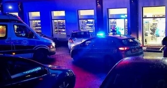 Mężczyzna kierujący audi, wjeżdżając na parking przy centrum handlowym w Strzelinie (Dolnośląskie), nie dostosował prędkości do panujących warunków i stracił panowanie nad pojazdem. W efekcie potrącił dwie osoby. Do szpitala trafiły 5-letnie dziecko i 17-latka. Całe zdarzenie zarejestrowały kamery monitoringu, a nagranie policja publikuje ku przestrodze.