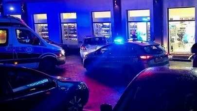 Z impetem wjechał na parking przy centrum handlowym. Potrącił 5-latkę i 17-latkę [NAGRANIE]