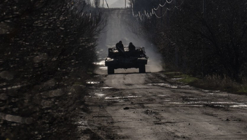 Rosjanie zbudowali potężne zasieki z wagonów. Boją się ataków z Ukrainy