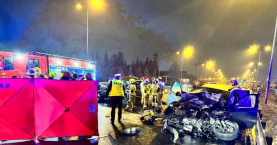 W niedzielę wieczorem w miejscowości Sękocin Nowy ( woj. mazowieckie) czołowe zderzyły się dwa samochody. Jeden z kierowców jechał pod prąd. 