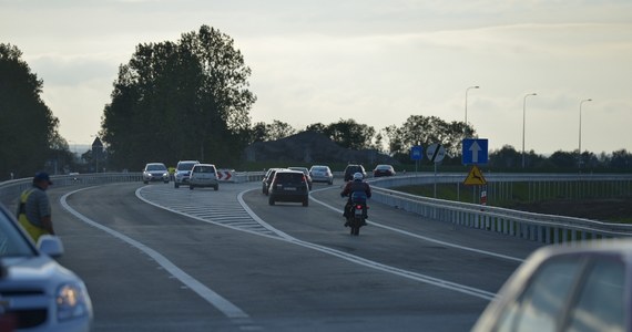 Kierowcy do piątku muszą liczyć się z utrudnieniami na węźle Gdańsk- Południe. W związku z budową wiaduktu drogowcy między g. 20.00 a 5 rano będą czasowo wstrzymywać ruch. Dziś w nocy prace będą prowadzone na nitce w kierunku Gdyni. 