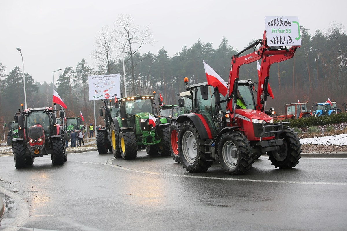 Protest rolników się zaostrza. W poniedziałek (12 lutego) do Wrocławia przyjechały kolejne setki ciągników, które zakorkowały miasto. "Nie przerwiemy strajku, cały czas będziemy częściowo blokować ruch" - mówi Dominik Nikody, reprezentant rolników z okolic Oleśnicy.