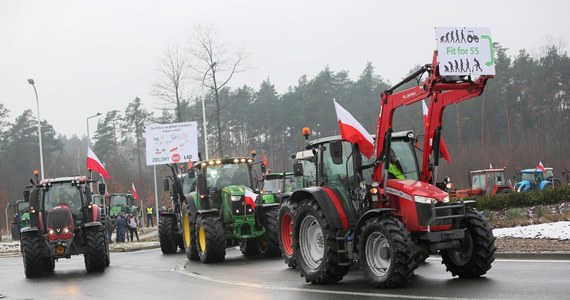 Protest rolników się zaostrza. W poniedziałek (12 lutego) do Wrocławia przyjechały kolejne setki ciągników, które zakorkowały miasto. "Nie przerwiemy strajku, cały czas będziemy częściowo blokować ruch" - mówi Dominik Nikody, reprezentant rolników z okolic Oleśnicy.