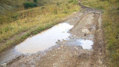 ​Kierowca bmw jechał pod prąd. Uciekając, ugrzązł w błocie