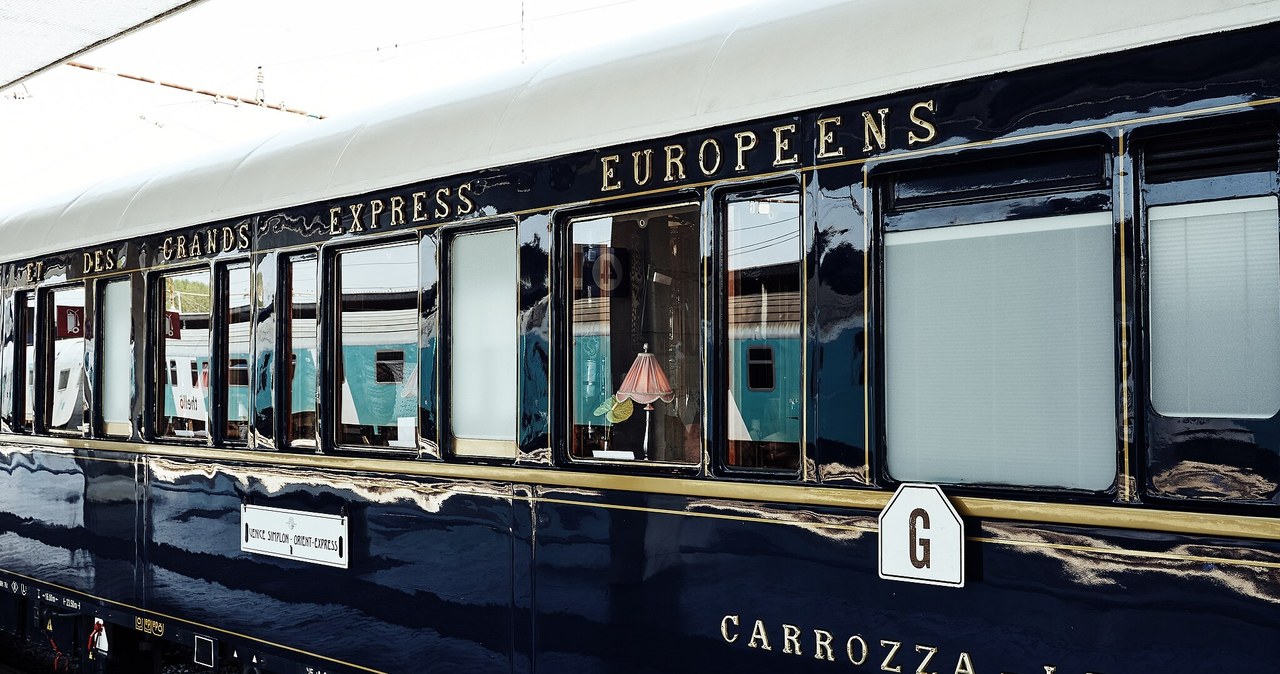 Luksusowy pociąg Venice Simplon Orient Express niedługo rozpocznie przejazdy na nowej trasie. W czerwcu 2024 roku, po raz pierwszy w historii swojego kursowania, VSOE połączy dwa popularne miejsca we Francji i Włoszech. Choć pociąg słynie z tego, że jest ekskluzywny i do tanich nie należy, to i tak ceny biletów na Riwierę Włoską mogą nieźle zaskoczyć.