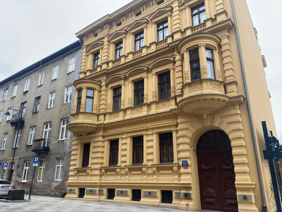 Codziennie, oprócz poniedziałków, można zwiedzać zabytkową kamienicę architekta, który odpowiada za ponad pół tysiąca projektów architektonicznych w Łodzi. Kamienica Hilarego Majewskiego przy ul. Włókienniczej 11 to nie tylko niezwykłe wnętrza, ale też przestrzeń dla sztuki.