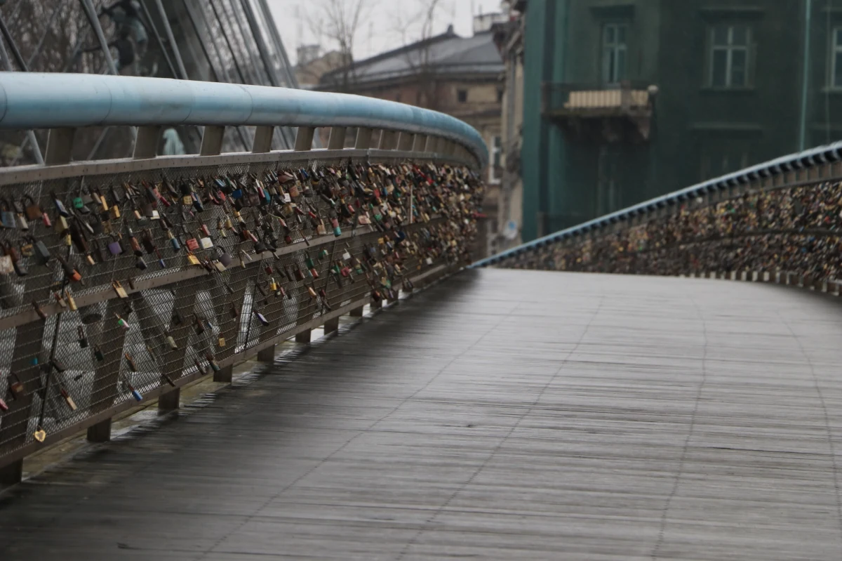W Krakowie rozpoczął się remont kładki ojca Bernatka. Na czas wymiany balustrady przy pasie dla pieszych, ruch będzie odbywał się drogą dla rowerów.  Kłódki zakochanych, które były przypinane do siatek zostaną przetopione na ławkę  – poinformował Zarząd Dróg Miasta Krakowa