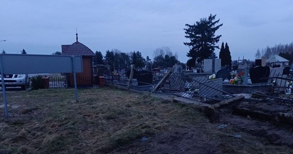 Kierujący autem osobowym na łuku drogi w miejscowości Uhrusk (Lubelskie) stracił panowanie nad pojazdem. Wjechał w ogrodzenie cmentarza i uszkodził 4 nagrobki. 54-latkowi nic się nie stało. 
