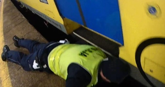 Wypadek na przystanku SKM w Gdyni Cisowej. Mężczyzna biegł do ruszającego pociągu i wpadł między wagon a peron. Motorniczy bardzo szybko zatrzymał szynobus. W wydostaniu pasażera pomógł policjant z drogówki.