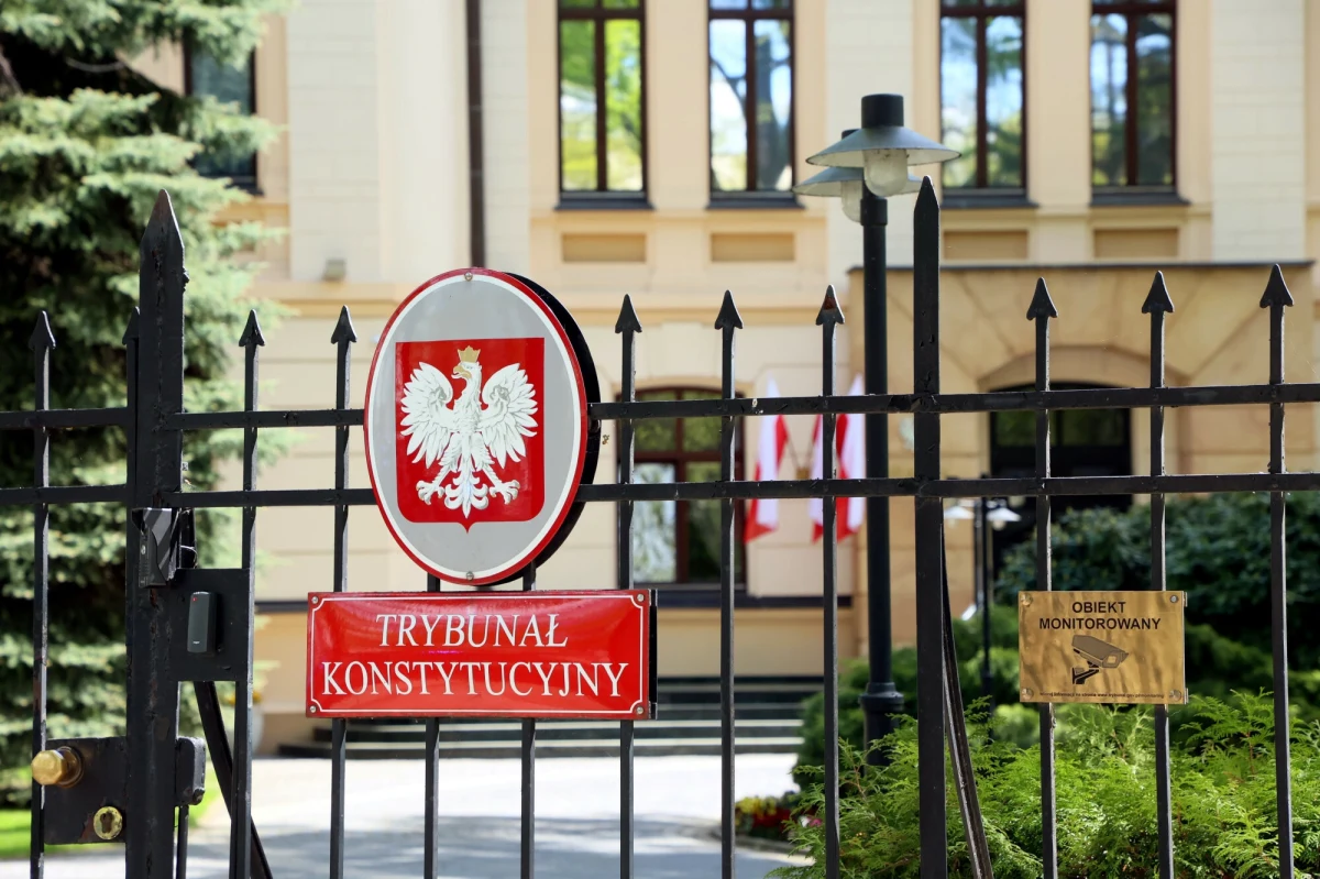 Jak uzdrowić Trybunał Konstytucyjny i zakończyć polityczny spór wokół tej instytucji? 37,9 proc. badanych w sondażu United Surveys dla RMF FM i "Dziennika Gazety Prawnej" opowiada się za usunięciem tzw. sędziów dublerów. 33,3 proc. respondentów chce zmiany Konstytucji, przerwania kadencji obecnych sędziów i wybrania nowego składu TK. 