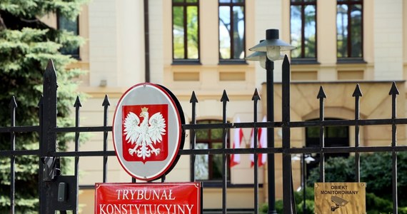 Jak uzdrowić Trybunał Konstytucyjny i zakończyć polityczny spór wokół tej instytucji? 37,9 proc. badanych w sondażu United Surveys dla RMF FM i "Dziennika Gazety Prawnej" opowiada się za usunięciem tzw. sędziów dublerów. 33,3 proc. respondentów chce zmiany Konstytucji, przerwania kadencji obecnych sędziów i wybrania nowego składu TK. 