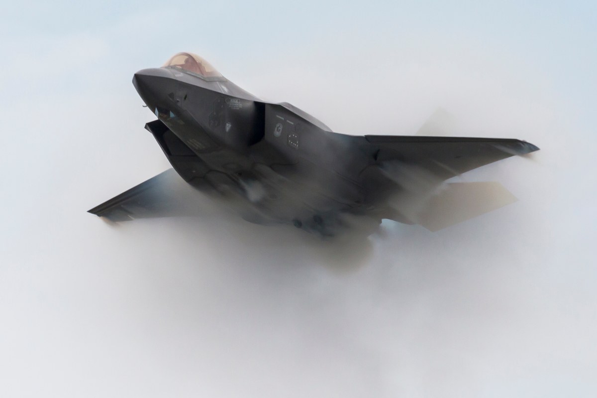Holenderski sąd apelacyjny wydał nakaz wstrzymania eksportu części zamiennych do myśliwców F-35 do Izraela. Zdaniem sędziów naprawione w tej sposób maszyny mogłyby posłużyć do "działań poważnie naruszających międzynarodowe prawo humanitarne". Amsterdam ma teraz czas tydzień, by odwołać się od wyroku, lub zablokować wysyłkę sprzętu wojskowego do Tel Awiwu.