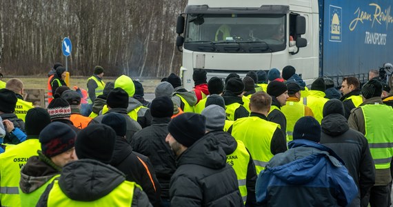 Do zablokowanych przejść granicznych w Hrebennem i Dorohusku dołączają kolejne: protestujący rolnicy blokują także przejścia w Zosinie i Dołhobyczowie. Jak informują służby, kierowcy mają problemy na wszystkich przejściach z Ukrainą w Lubelskiem.