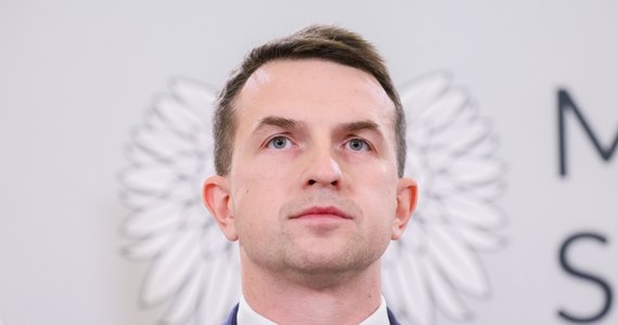 "Oba spotkania przede wszystkim dotyczyły kwestii bezpieczeństwa, w tym przede wszystkim bezpieczeństwa militarnego Europy. I oczywiście dotyczyły tego, co jest dzisiaj największym zagrożeniem dla Europy, czyli wojna w Ukrainie" - mówi gość Rozmowy o 7:00 w Radiu RMF24 - minister ds. Unii Europejskiej Adam Szłapka, pytany o wizyty Donalda Tuska w Paryżu i Berlinie. Jakie padły deklaracje w sprawie Ukrainy? "Wsparcie ze strony Unii Europejskiej oraz poszczególnych państw członkowskich, w tym oczywiście Francji, Polski i Niemiec, będzie niezachwiane. Będziemy skupiać się na tym, żeby wzmocnić potencjał obronny wszystkich państw członkowskich Unii Europejskiej i całej Unii" - zapewnia Szłapka.