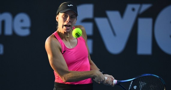 Magda Linette awansowała do drugiej rundy turnieju WTA 1000 w Dausze. Polska tenisistka pokonała Japonkę Nao Hibino 6:1, 6:4. Jej losu nie podzieliła Magdalena Fręch. Polska tenisistka przegrała z byłą liderką światowego rankingu Białorusinką Wiktorią Azarenką 3:6, 6:3, 3:6.