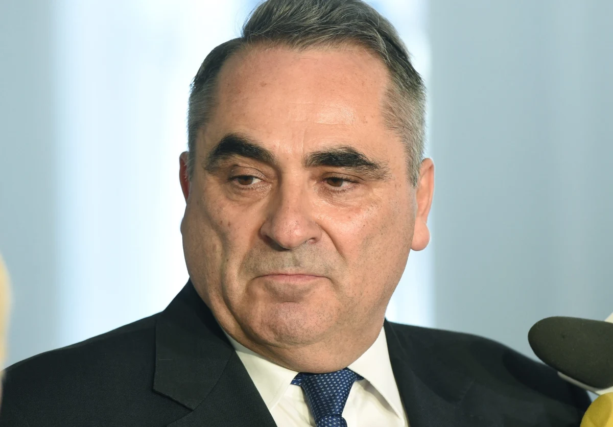 „Łowczy Krajowy został zobowiązany do złożenia wyjaśnień w zw. z publikacją filmu; potem dalsze decyzje co do jego przyszłości” - poinformował w poniedziałek rzecznik resortu klimatu Hubert Różyk. W opublikowanym filmie Łowczy Eugeniusz Grzeszczak wraz z szefem Naczelnej Rady Łowieckiej Marcinem Możdżonkiem krytykowali propozycje zmian ws. polowań.