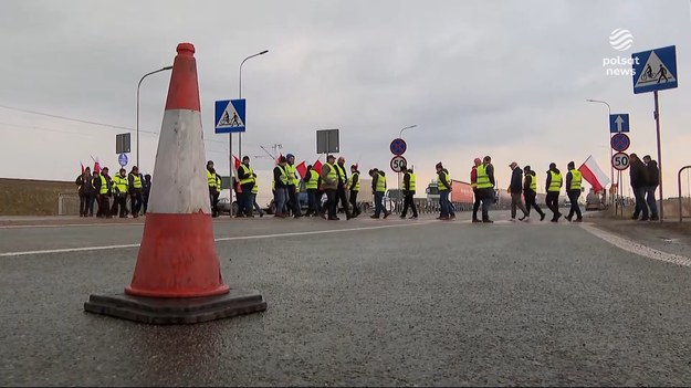 Rolnicy nie odpuszczają protestów. Podczas spotkania z Donaldem Tuskiem w Morągu, domagali się zamknięcia granicy dla ukraińskiego zboża i produktów rolnych. Obiecano im rozmowę i zwiększone kontrole, ale to może nie wystarczyć by ugasić żądania jeszcze w trakcie kampanii wyborczej do samorządów.Materiał dla "Wydarzeń" przygotował Jan Derengowski.