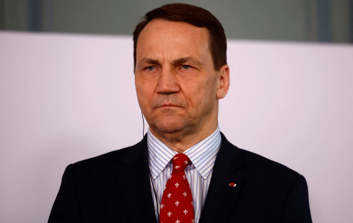 "Krwawy dyktator" - tak Radosław Sikorski nazwał Władimira Putina. Minister spraw zagranicznych, który wziął udział w spotkaniu szefów MSZ Polski, Niemiec i Francji, powiedział, że nie wolno pozwolić, aby Kijów przegrał wojnę. "Musimy wypełnić nasze zobowiązania wobec Ukrainy" - podkreślił. Stwierdził też, odnosząc się do niedawnej wypowiedzi Donalda Trumpa, że "Sojusz Północnoatlantycki to nie jest kontrakt z firmą ochroniarską".