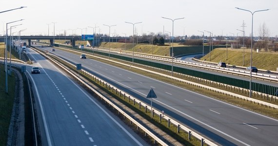 Do końca 2025 roku powinna zakończyć się rozbudowa autostrady A2 pomiędzy węzłami Poznań Krzesiny i Poznań Wschód. Na tym odcinku trasa zostanie uzupełniona o trzeci pas ruchu w każdym kierunku.

