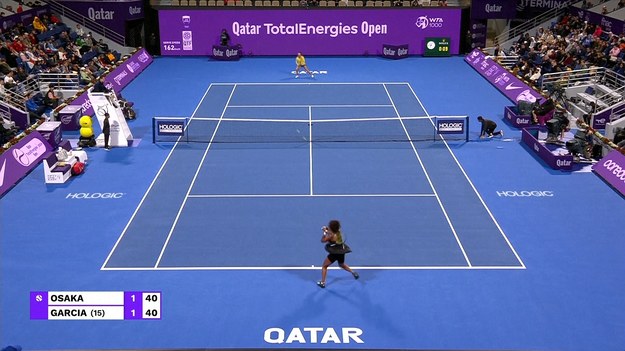 Naomi Osaka awansowała do drugiej rundy turnieju WTA 1000 Qatar Open w poniedziałek dzięki zwycięstwu 7-5, 6-4 nad rozstawioną z numerem 15 Caroline Garcią z Hiszpanii.