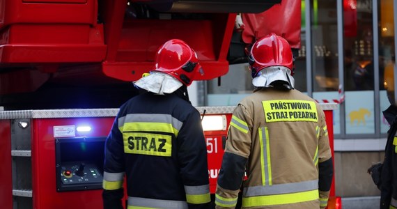 Ponad 40 osób ewakuowano w poniedziałek późnym wieczorem z centrum handlowego w Sosnowcu, gdzie wybuchł pożar. Nie ma informacji o poszkodowanych.