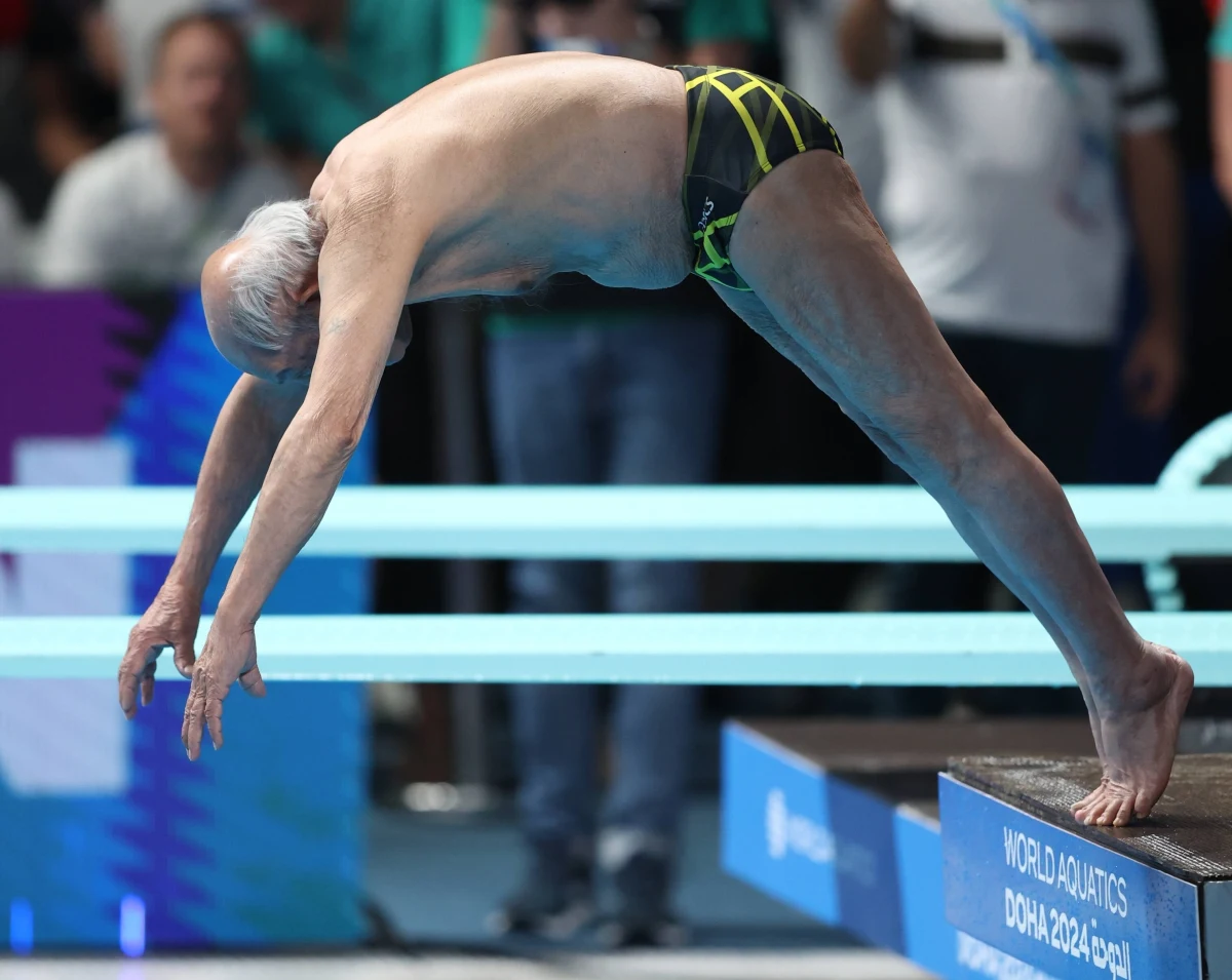 Tego występu widownia trwających w Dausze mistrzostw świata w pływaniu długo nie zapomni. Pokazowy skok do wody wykonał... stulatek.