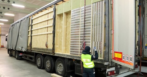 Blisko 400 tys. paczek papierosów znaleźli funkcjonariusze KAS w litewskiej ciężarówce zatrzymanej do kontroli koło Suwałk (Podlaskie). Kontrabanda była przewożona zamiast deklarowanego ładunku elementów domów z drewna. Białoruski kierowca został aresztowany.