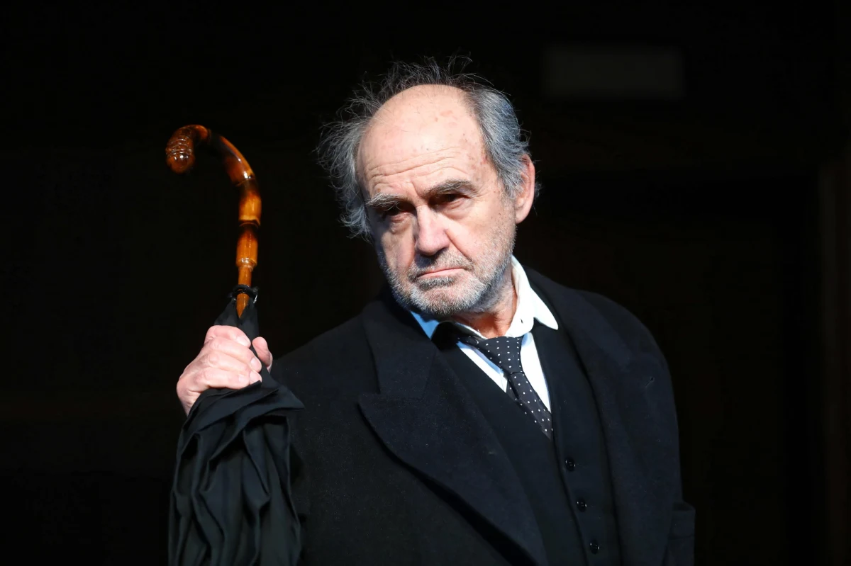 "Jestem osobnikiem, który deklaruje niechęć do jubileuszy, fet towarzyszących różnego rodzaju okrągłym rocznicom. Myślę, że ludzie mają wiele innych powodów, aby się spotykać i świętować" - mówił Jan Peszek przy okazji jubileuszu 70-lecia. Dziś świętuje 80. urodziny.