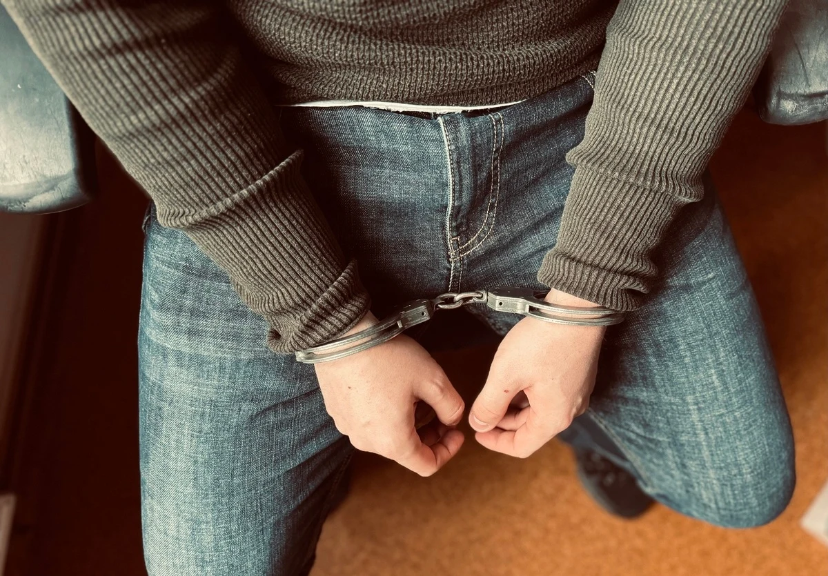 Policjanci z Gryfic zatrzymali 26-latka, który pod koniec minionego roku pod jednym z dyskontów spożywczych ugodził 61-latka ostrym narzędziem. Mężczyzna odpowie za czyn chuligański. Trafił do aresztu.