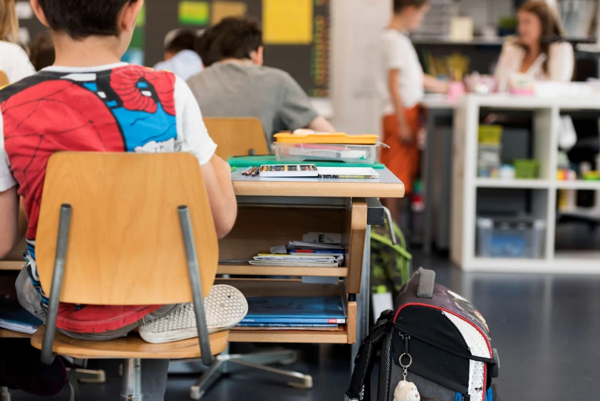 Rzecznik Praw Obywatelskich Marcin Wiącek krytycznie odnosi się do projektu rozporządzenia, które ma doprowadzić do likwidacji obowiązkowych prac domowych w szkołach podstawowych. "Wejście w życie zmian dotyczących prac domowych po upływie 14 dni od dnia ogłoszenia ma być podyktowane pilną potrzebą odpowiedzi na powszechne oczekiwanie środowiska szkolnego. (...) głosy zabierane w debacie publicznej nie potwierdzają twierdzenia o powszechności takich żądań" - zauważa RPO w piśmie do Barbary Nowackiej - szefowej resortu edukacji. 