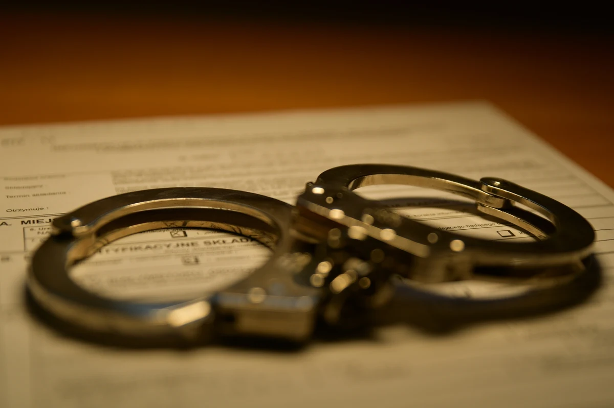 Ponad 2 miliony złotych zyskała na fikcyjnych transakcjach sprzedaży kawy, energetyków i słodyczy grupa przestępcza z Podlasia. Do sądu trafił właśnie akt oskarżenia. Za stworzenie tzw. "karuzeli podatkowej" i wyłudzanie podatku VAT odpowie trzech mężczyzn.    