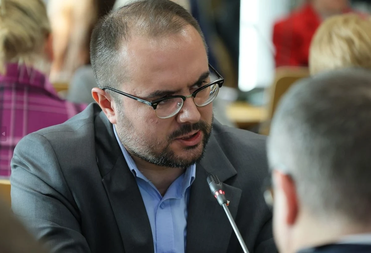 Paweł Jabłoński został wykluczony ze składu komisji śledczej do spraw wyborów korespondencyjnych. Powodem jest informacja, że doradzał premierowi Mateuszowi Morawieckiemu, jak wycofać się z decyzji o przegotowaniach do wyborów kopertowych. Komisja wezwie teraz posła Prawa i Sprawiedliwości na świadka.