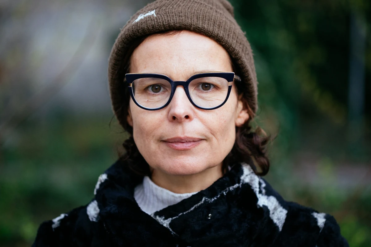 "Chyba się narażę, ale jestem kibicką tych zmian. Być może to ma coś wspólnego z tym, że minister Barbara Nowacka ma dzieci w wieku szkolnym, więc coś bardziej "jarzy". Może wsłuchała się bardziej w głos młodzieży i dzieci" - mówiła w Rozmowie w południe w Radiu RMF24 Agata Passent, odnosząc się do proponowanych przez resort edukacji korekt na liście lektur szkolnych. "Jak rozumiem, nie będzie tego czytania mniej - tego byśmy chyba nie chcieli. Będzie takie, które jest może bliższe naszym czasom i bardziej zachęci młodzież do czytania" - dodała dziennikarka i publicystka.