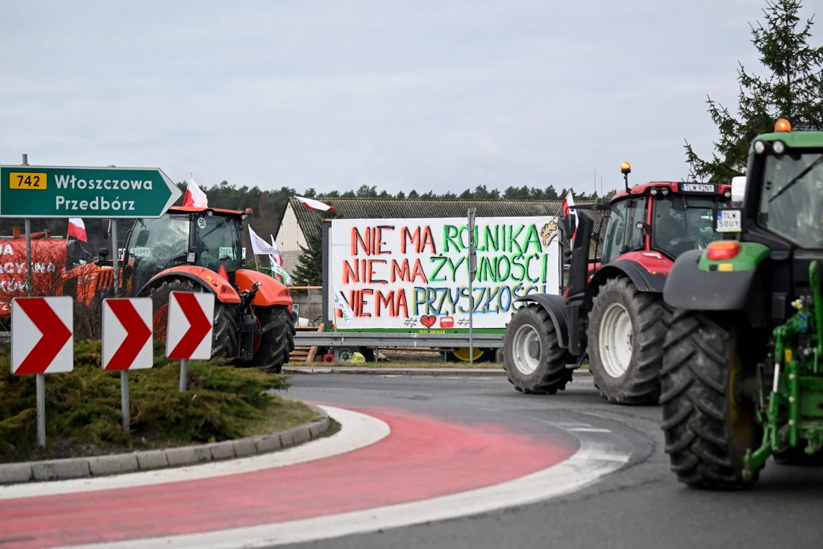 Zielone miasteczko utworzyli rolnicy w Nagłowicach (Świętokrzyskie), solidaryzując się w ten sposób z producentami protestującymi na polsko-ukraińskiej granicy. Organizatorzy poinformowali, że pozostaną na miejscu do końca tygodnia i czasowo będą prowadzić blokadę krajowej drogi nr 78.