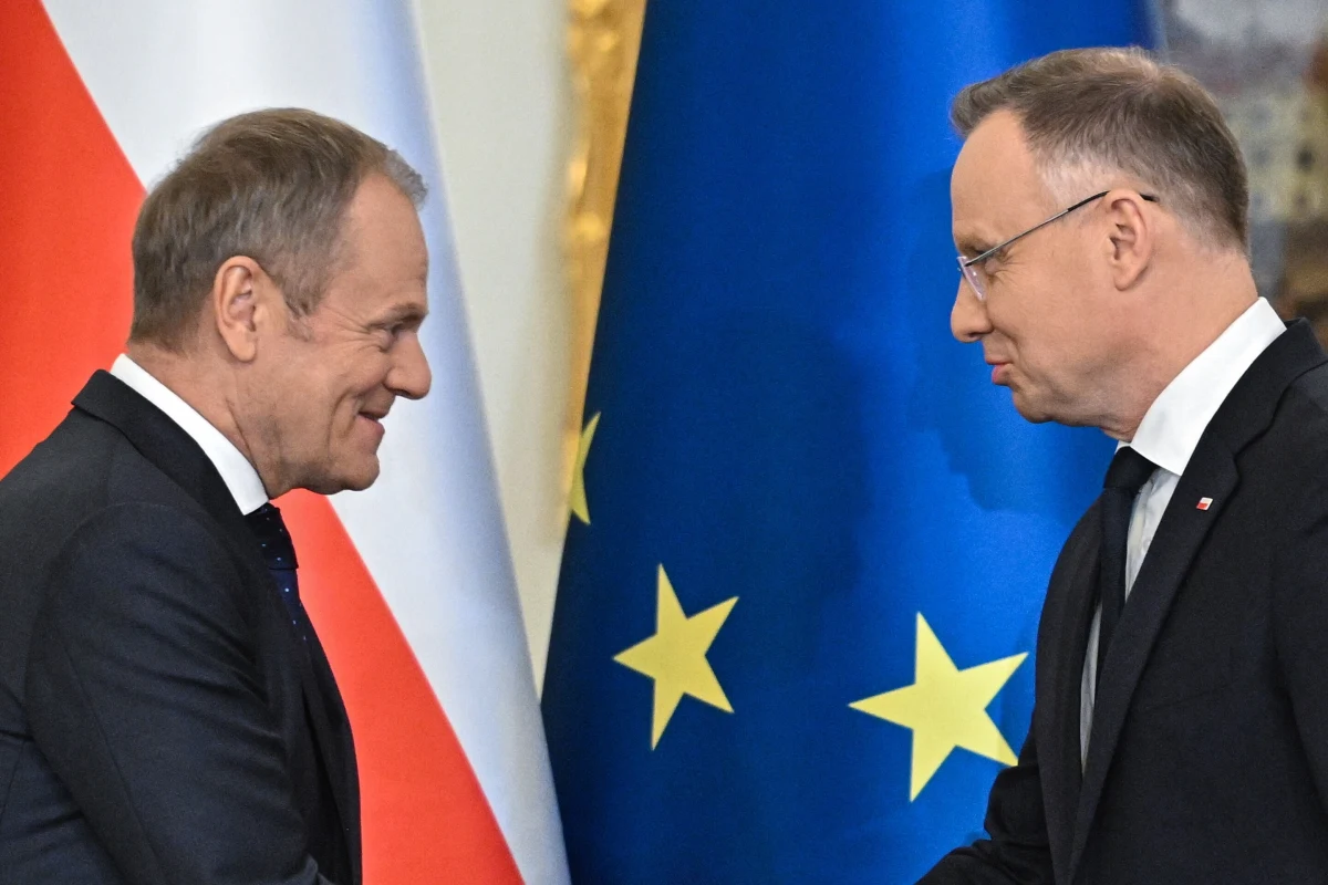 Donald Tusk, trzymając w dłoniach plik dokumentów, zwrócił się podczas Rady Gabinetowej do Andrzeja Dudy. Premier powątpiewał, czy prezydent był informowany o kwestii użycia systemu szpiegowskiego Pegasus przez służby działające w czasie rządów Prawa i Sprawiedliwości. "Te dokumenty niestety całkowicie potwierdzają zakup i korzystanie - w sposób legalny i nielegalny - z Pegasusa" - zakomunikował Donald Tusk.