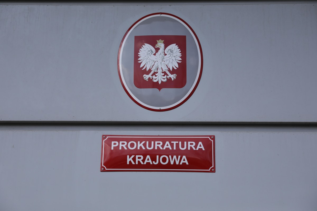 Śledztwa w sprawie stosowania systemu Pegasus traktujemy priorytetowo; trwa analiza różnych możliwości kontynuowania tych postępowań - poinformowała Prokuratura Krajowa. Śledczy mają wiele zawiadomień dotyczących podejrzeń nieuprawnionego stosowania tego szpiegowskiego systemu przez służby podległe Mariuszowi Kamińskiemu i Maciejowi Wąsikowi. W drodze są kolejne, dotyczące m.in. inwigilacji Mateusza Morawieckiego.