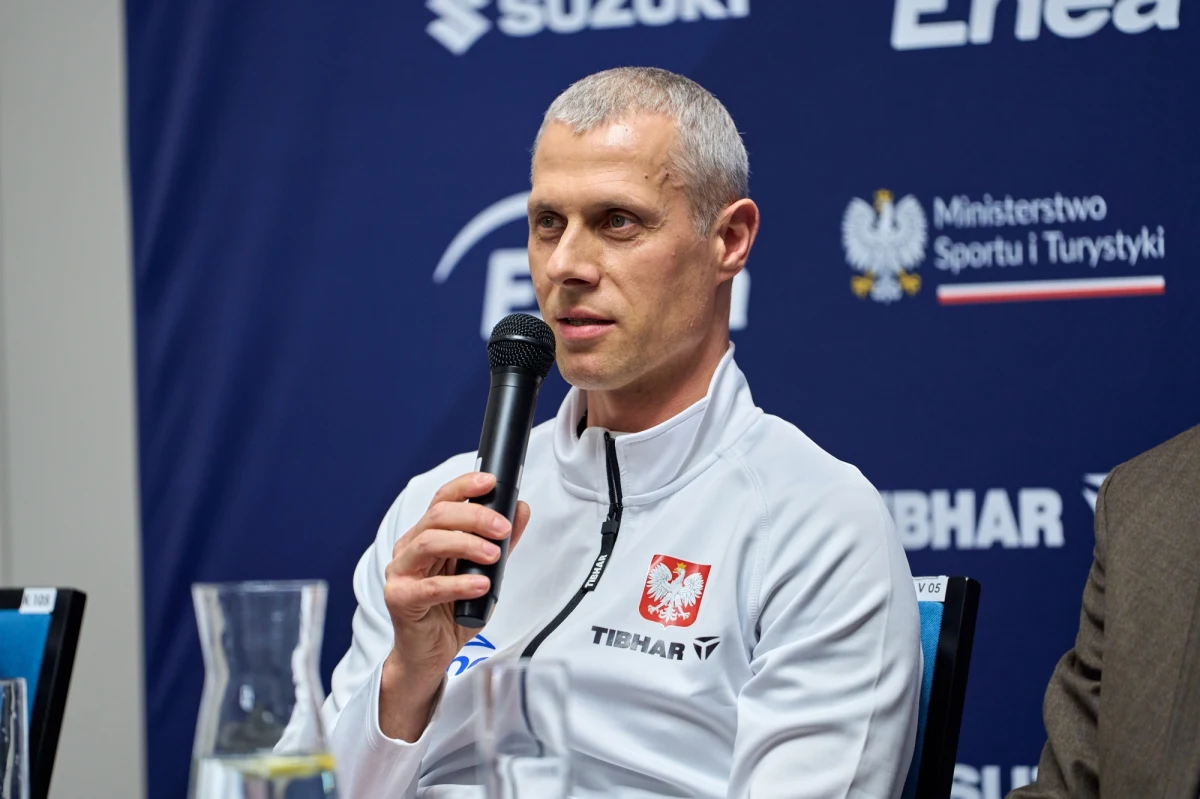 W czwartek w Korei Południowej rozpoczynają się drużynowe mistrzostwa świata w tenisie stołowym. Powalczą w nich kobieca i męska reprezentacja Polski. Nasi panowie spróbują wywalczyć awans na Igrzyska Olimpijskie w Paryżu. Kwalifikacje zdobędzie osiem najlepszych drużyn. Trener reprezentacji Tomasz Redzimski opisał cele, jakie wyznaczył swoim podopiecznym. Opowiedział także, jak łączy rolę trenera i ojca – podopiecznym w drużynie narodowej jest jego syn Miłosz.