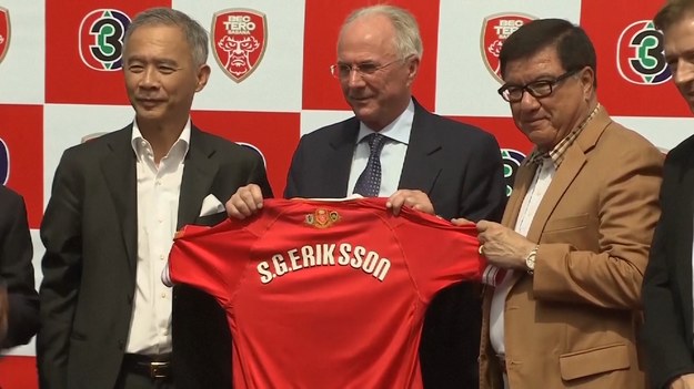 Sven-Goran Eriksson w końcu dostanie swoją szansę na poprowadzenie Liverpoolu.

Szwedzki trener, który jest fanem Liverpoolu i powiedział, że jego marzeniem zawsze było zarządzanie angielskim klubem, ujawnił w zeszłym miesiącu, że ma raka i może mu pozostać mniej niż rok życia.

Menedżer Liverpoolu Jurgen Klopp zareagował, oferując Erikssonowi, który trenował Anglię w latach 2001-06, możliwość przyjazdu i pomocy w treningu jego drużyny, skorzystania z jego biura i "spędzenia razem kilku wspaniałych godzin".

Teraz Liverpool ogłosił, że Eriksson będzie częścią zespołu zarządzającego meczem charytatywnym "Legends" przeciwko Ajaxowi na Anfield 23 marca. Eriksson zasiądzie na trybunach obok takich sław Liverpoolu jak Ian Rush i John Barnes, poinformował klub we wtorek.

"Wszyscy związani z klubem i Fundacją LFC z niecierpliwością czekają na ciepłe powitanie fana LFC Svena i jego rodziny na Anfield - i zobaczenie go na trybunach tego dnia - podczas fantastycznej okazji do zbierania funduszy" - powiedział Liverpool.

Eriksson, który w zeszłym tygodniu skończył 76 lat, powiedział, że ma raka trzustki, który jest nieoperacyjny.

Był pierwszym w historii Anglii trenerem urodzonym za granicą, po tym jak zdobył tytuły ligowe na poziomie klubowym z Lazio we Włoszech, Benficą w Portugalii i IFK Gothenburg w swojej rodzinnej Szwecji.