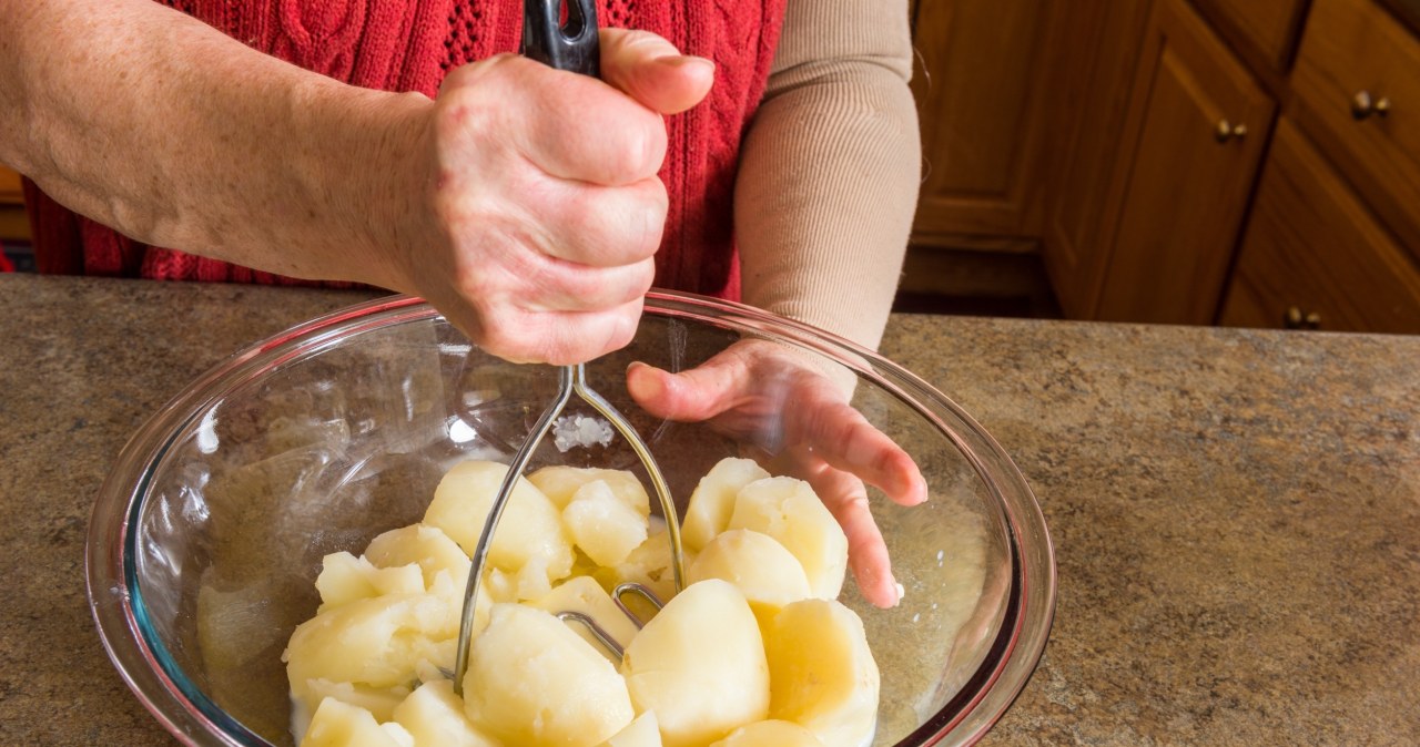 Dodaj jedną łyżkę do ziemniaków. Sekret zawodowych kucharzy
