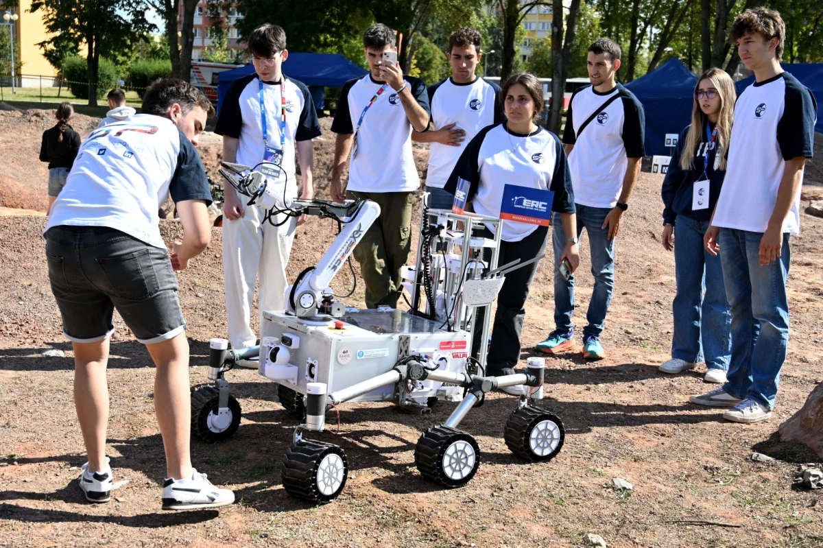Akademia Górniczo-Hutnicza będzie gospodarzem Międzynarodowych Zawodów Robotów Marsjańskich - European Rover Challenge. 35 zespołów z prestiżowych uczelni technicznych  z całego świata będzie rywalizować w Krakowie na początku września.   

