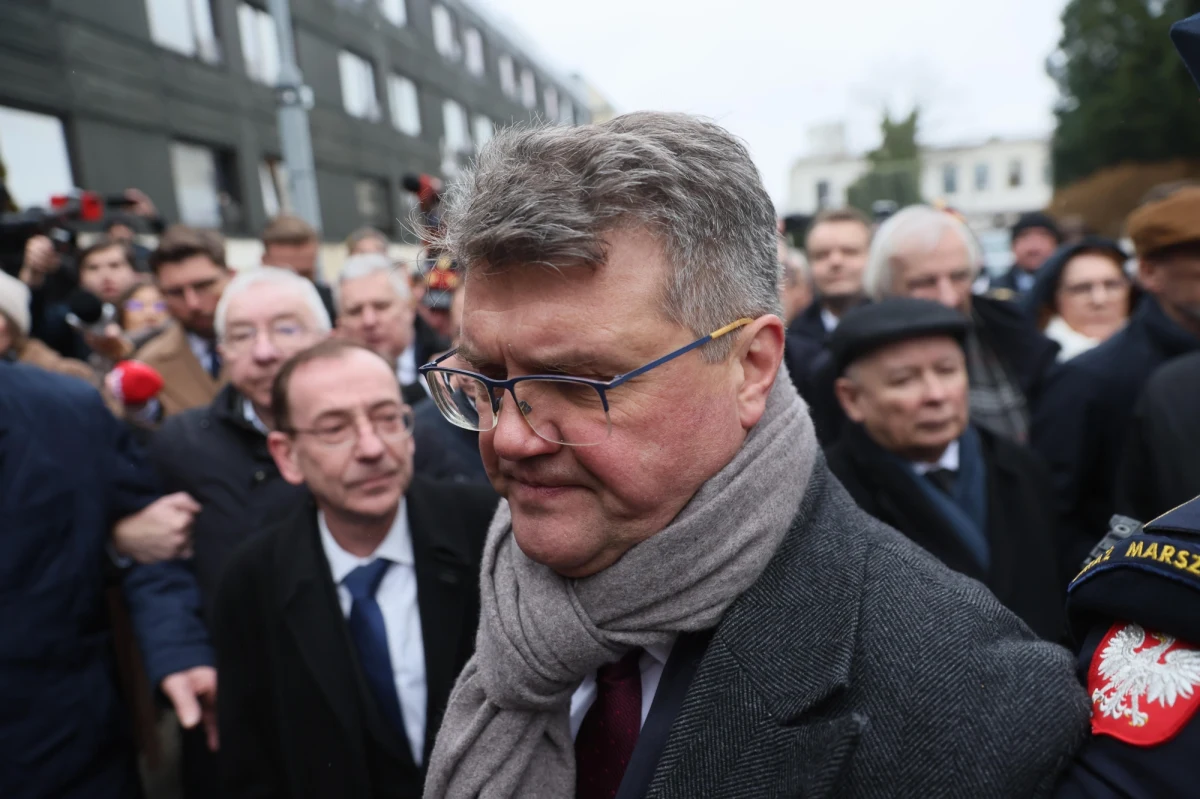 Sąd Najwyższy opublikował właśnie uzasadnienie decyzji Izby Pracy w sprawie wygaszenia mandatu Mariusza Kamińskiego. Dokument wprost podważa podjętą w tej samej sprawie decyzję Izby Kontroli Nadzwyczajnej tego sądu, która uznała odwołanie Kamińskiego od decyzji o jego wygaszeniu. Paradoksalnie uzasadnienie decyzji ws. Kamińskiego może wpłynąć na decyzje ws. obsady mandatu po... Macieju Wąsiku.