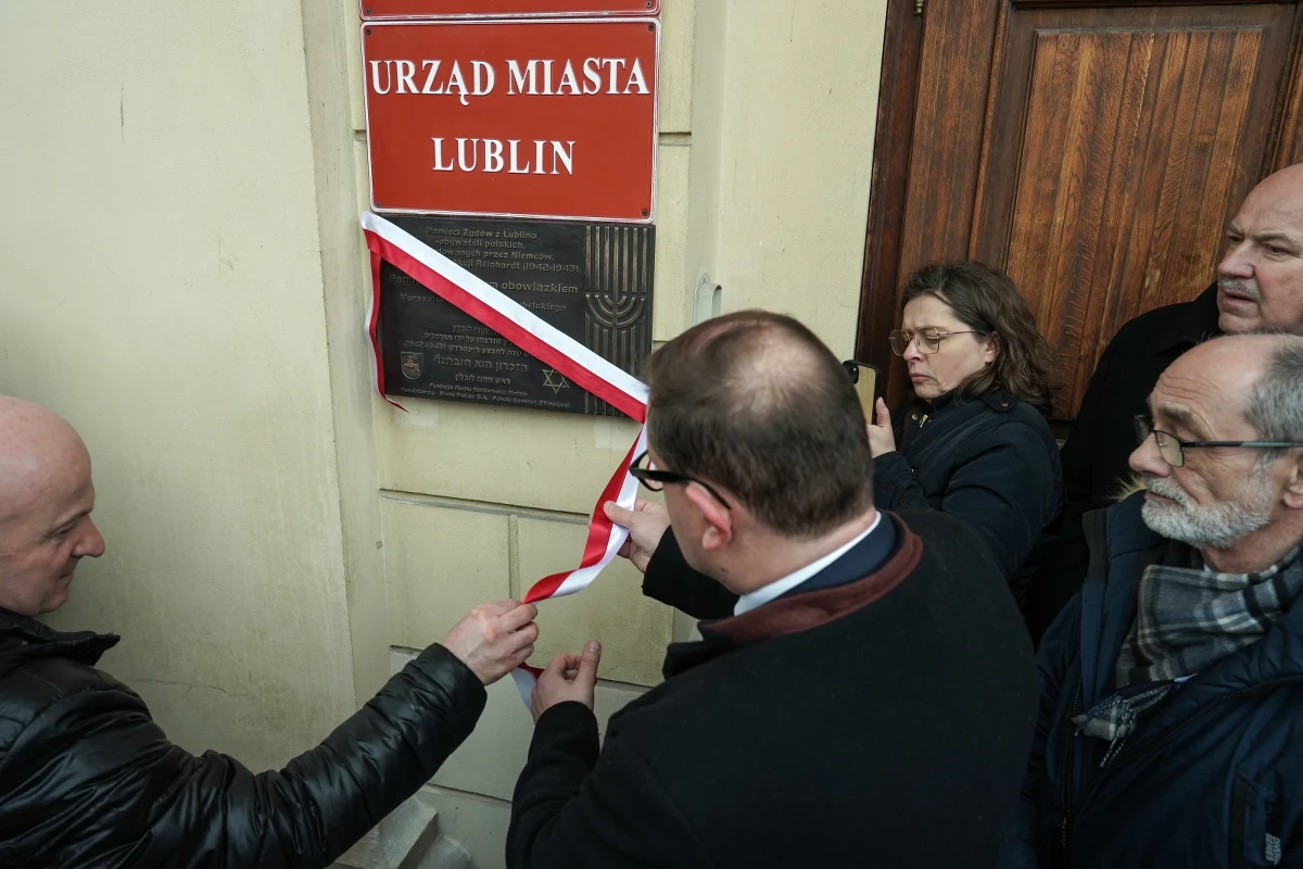 Tablicę upamiętniającą żydowskie ofiary niemieckiej akcji "Reinhardt" odsłonięto we wtorek przy wejściu do ratusza w Lublinie. W czasie II wojny światowej zginęło ok. 40 tys. lubelskich Żydów.

