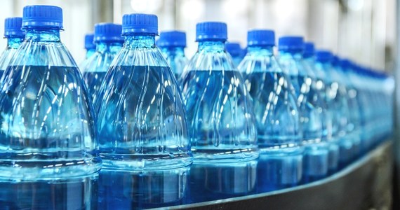 W Rosji wstrzymano sprzedaż wody mineralnej Jermuk. Decyzja zapadła po tym, jak jeden z mieszkańców Władykaukazu poparzył sobie przełyk, bo zamiast wody w butelce był... ocet.