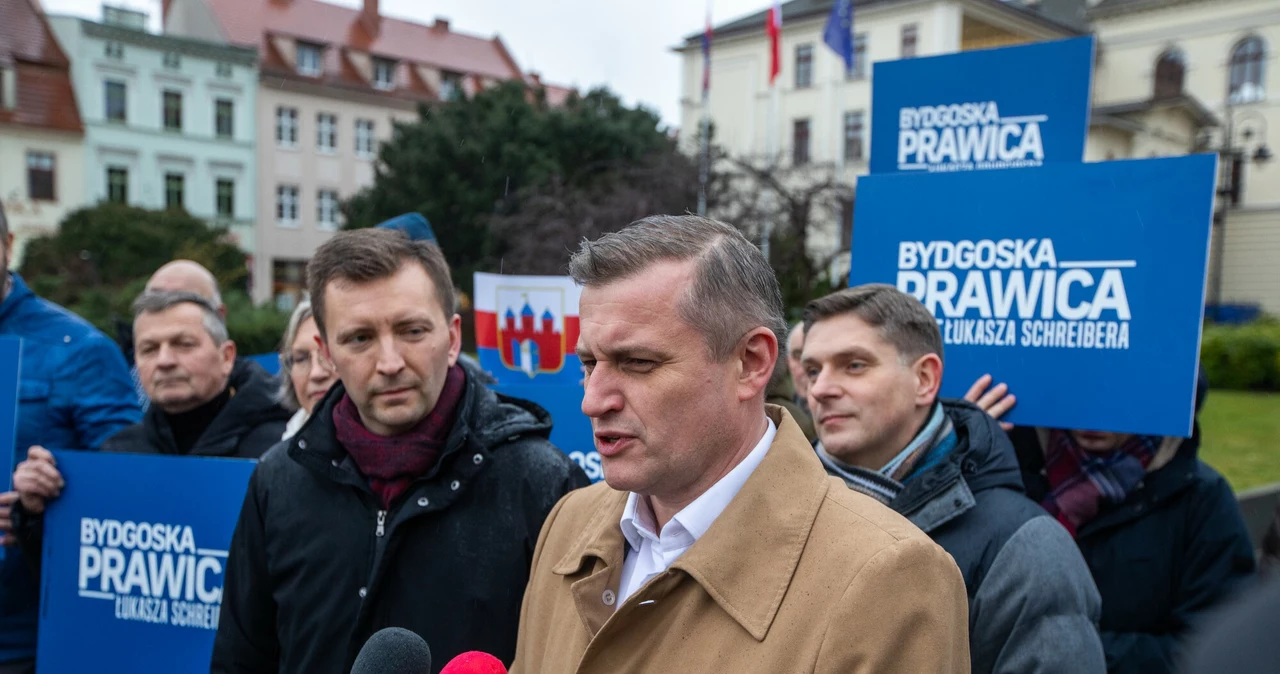 Na pierwszym planie od lewej: Łukasz Schreiber i Marcin Sypniewski. Za plecami działacza Konfederacji poseł PiS Bartosz Kownacki