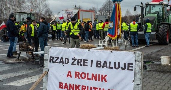 20 lutego polscy rolnicy zablokują wszystkie przejścia graniczne między Polską i Ukrainą. "Będą blokowane nie tylko przejścia graniczne, ale i również węzły komunikacyjne i drogi dojazdowe do przeładunkowych stacji kolejowych oraz portów morskich" - głosi komunikat NSZZ RI „Solidarność”.
