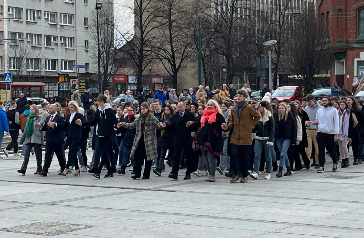 Maturzyści z Rudy Śląskiej zatańczyli poloneza w centrum miasta na Placu Jana Pawła II. Większość z nich studniówkę ma już za sobą, ale wspólny polonez uczniów i nauczycieli z różnych szkół oraz władz miasta to już tradycja.